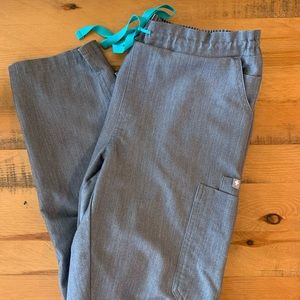 FIGS size small petite. Yola skinny scrubs.